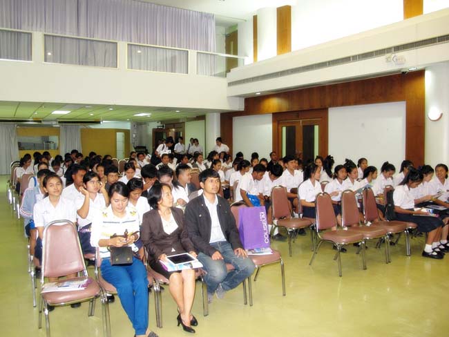 ผู้บริหาร อาจารย์ และบุคลากรคณะศึกษาศาสตร์ ร่วมต้อนรับคณะดูงานจากโรงเรียนบางสวรรค์วิทยาคม อ.พระแสง จ.สุราษฎร์ธานี ณ ห้องประชุมหอสมุด ชั้น 2 มหาวิทยาลัยทักษิณ วิทยาเขตสงขลา วันจันทร์ที่ 7 ตุลาคม 2556 ภาพที่ 21