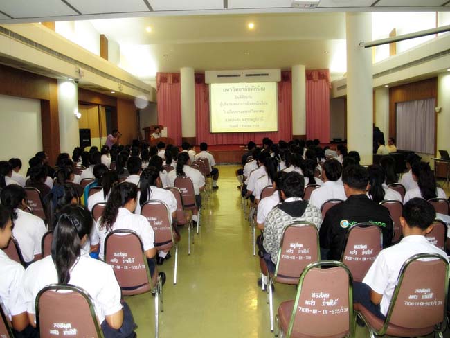 ผู้บริหาร อาจารย์ และบุคลากรคณะศึกษาศาสตร์ ร่วมต้อนรับคณะดูงานจากโรงเรียนบางสวรรค์วิทยาคม อ.พระแสง จ.สุราษฎร์ธานี ณ ห้องประชุมหอสมุด ชั้น 2 มหาวิทยาลัยทักษิณ วิทยาเขตสงขลา วันจันทร์ที่ 7 ตุลาคม 2556 ภาพที่ 22