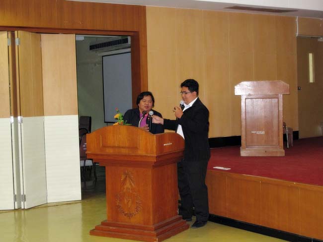 ผู้บริหาร อาจารย์ และบุคลากรคณะศึกษาศาสตร์ ร่วมต้อนรับคณะดูงานจากโรงเรียนบางสวรรค์วิทยาคม อ.พระแสง จ.สุราษฎร์ธานี ณ ห้องประชุมหอสมุด ชั้น 2 มหาวิทยาลัยทักษิณ วิทยาเขตสงขลา วันจันทร์ที่ 7 ตุลาคม 2556 ภาพที่ 35
