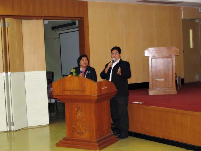 ผู้บริหาร อาจารย์ และบุคลากรคณะศึกษาศาสตร์ ร่วมต้อนรับคณะดูงานจากโรงเรียนบางสวรรค์วิทยาคม อ.พระแสง จ.สุราษฎร์ธานี ณ ห้องประชุมหอสมุด ชั้น 2 มหาวิทยาลัยทักษิณ วิทยาเขตสงขลา วันจันทร์ที่ 7 ตุลาคม 2556 ภาพที่ 37
