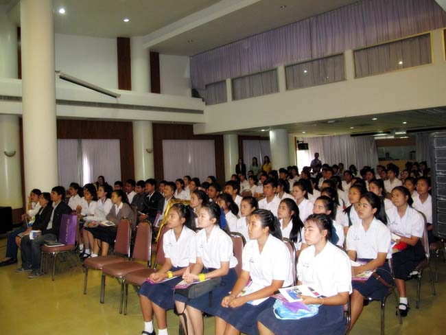 ผู้บริหาร อาจารย์ และบุคลากรคณะศึกษาศาสตร์ ร่วมต้อนรับคณะดูงานจากโรงเรียนบางสวรรค์วิทยาคม อ.พระแสง จ.สุราษฎร์ธานี ณ ห้องประชุมหอสมุด ชั้น 2 มหาวิทยาลัยทักษิณ วิทยาเขตสงขลา วันจันทร์ที่ 7 ตุลาคม 2556 ภาพที่ 38
