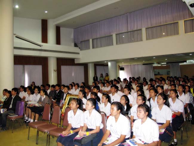 ผู้บริหาร อาจารย์ และบุคลากรคณะศึกษาศาสตร์ ร่วมต้อนรับคณะดูงานจากโรงเรียนบางสวรรค์วิทยาคม อ.พระแสง จ.สุราษฎร์ธานี ณ ห้องประชุมหอสมุด ชั้น 2 มหาวิทยาลัยทักษิณ วิทยาเขตสงขลา วันจันทร์ที่ 7 ตุลาคม 2556 ภาพที่ 39