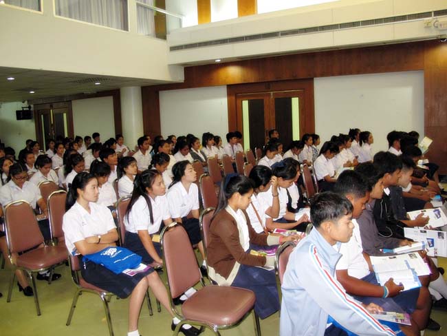 ผู้บริหาร อาจารย์ และบุคลากรคณะศึกษาศาสตร์ ร่วมต้อนรับคณะดูงานจากโรงเรียนบางสวรรค์วิทยาคม อ.พระแสง จ.สุราษฎร์ธานี ณ ห้องประชุมหอสมุด ชั้น 2 มหาวิทยาลัยทักษิณ วิทยาเขตสงขลา วันจันทร์ที่ 7 ตุลาคม 2556 ภาพที่ 44