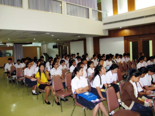ผู้บริหาร อาจารย์ และบุคลากรคณะศึกษาศาสตร์ ร่วมต้อนรับคณะดูงานจากโรงเรียนบางสวรรค์วิทยาคม อ.พระแสง จ.สุราษฎร์ธานี ณ ห้องประชุมหอสมุด ชั้น 2 มหาวิทยาลัยทักษิณ วิทยาเขตสงขลา วันจันทร์ที่ 7 ตุลาคม 2556 ภาพที่ 45