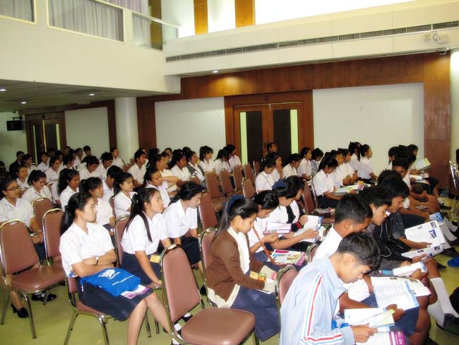 ผู้บริหาร อาจารย์ และบุคลากรคณะศึกษาศาสตร์ ร่วมต้อนรับคณะดูงานจากโรงเรียนบางสวรรค์วิทยาคม อ.พระแสง จ.สุราษฎร์ธานี ณ ห้องประชุมหอสมุด ชั้น 2 มหาวิทยาลัยทักษิณ วิทยาเขตสงขลา วันจันทร์ที่ 7 ตุลาคม 2556 ภาพที่ 46