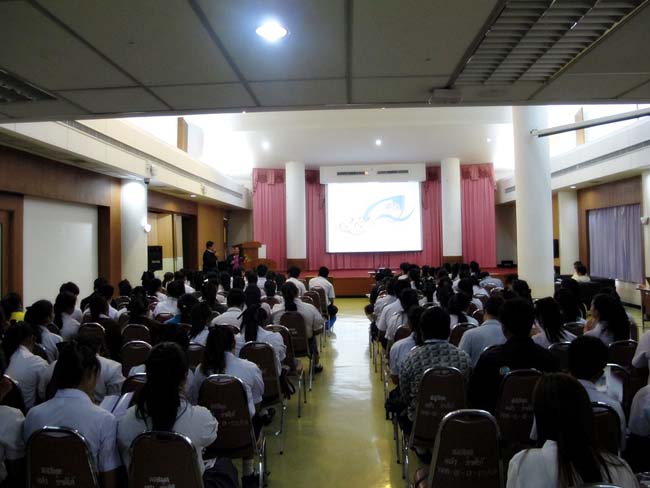 ผู้บริหาร อาจารย์ และบุคลากรคณะศึกษาศาสตร์ ร่วมต้อนรับคณะดูงานจากโรงเรียนบางสวรรค์วิทยาคม อ.พระแสง จ.สุราษฎร์ธานี ณ ห้องประชุมหอสมุด ชั้น 2 มหาวิทยาลัยทักษิณ วิทยาเขตสงขลา วันจันทร์ที่ 7 ตุลาคม 2556 ภาพที่ 47