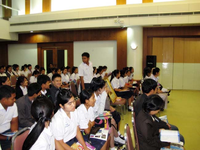 ผู้บริหาร อาจารย์ และบุคลากรคณะศึกษาศาสตร์ ร่วมต้อนรับคณะดูงานจากโรงเรียนบางสวรรค์วิทยาคม อ.พระแสง จ.สุราษฎร์ธานี ณ ห้องประชุมหอสมุด ชั้น 2 มหาวิทยาลัยทักษิณ วิทยาเขตสงขลา วันจันทร์ที่ 7 ตุลาคม 2556 ภาพที่ 51