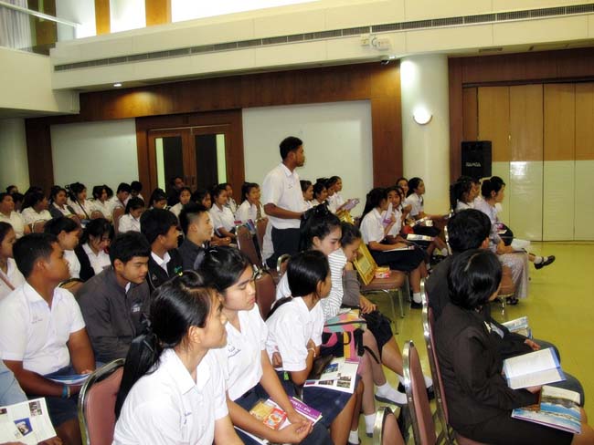 ผู้บริหาร อาจารย์ และบุคลากรคณะศึกษาศาสตร์ ร่วมต้อนรับคณะดูงานจากโรงเรียนบางสวรรค์วิทยาคม อ.พระแสง จ.สุราษฎร์ธานี ณ ห้องประชุมหอสมุด ชั้น 2 มหาวิทยาลัยทักษิณ วิทยาเขตสงขลา วันจันทร์ที่ 7 ตุลาคม 2556 ภาพที่ 52