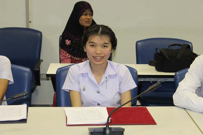พิธีลงนามการทำสัญญานิสิตทุนมูลนิธิชัยพัฒนา วันพฤหัสบดีที่ 11 กรกฎาคม 2556 ณ ห้องประชุม SC216 อาคารคณะศึกษาศาสตร์ มหาวิทยาลัยทักษิณ วิทยาเขตสงขลา ภาพที่ 4