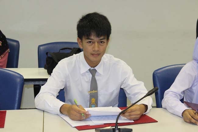 พิธีลงนามการทำสัญญานิสิตทุนมูลนิธิชัยพัฒนา วันพฤหัสบดีที่ 11 กรกฎาคม 2556 ณ ห้องประชุม SC216 อาคารคณะศึกษาศาสตร์ มหาวิทยาลัยทักษิณ วิทยาเขตสงขลา ภาพที่ 5