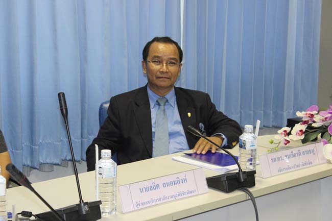 พิธีลงนามการทำสัญญานิสิตทุนมูลนิธิชัยพัฒนา วันพฤหัสบดีที่ 11 กรกฎาคม 2556 ณ ห้องประชุม SC216 อาคารคณะศึกษาศาสตร์ มหาวิทยาลัยทักษิณ วิทยาเขตสงขลา ภาพที่ 12