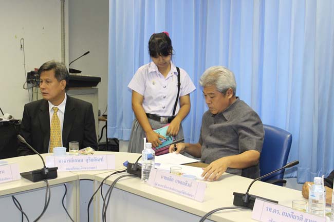 พิธีลงนามการทำสัญญานิสิตทุนมูลนิธิชัยพัฒนา วันพฤหัสบดีที่ 11 กรกฎาคม 2556 ณ ห้องประชุม SC216 อาคารคณะศึกษาศาสตร์ มหาวิทยาลัยทักษิณ วิทยาเขตสงขลา ภาพที่ 38