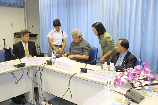 พิธีลงนามการทำสัญญานิสิตทุนมูลนิธิชัยพัฒนา วันพฤหัสบดีที่ 11 กรกฎาคม 2556 ณ ห้องประชุม SC216 อาคารคณะศึกษาศาสตร์ มหาวิทยาลัยทักษิณ วิทยาเขตสงขลา ภาพที่ 39