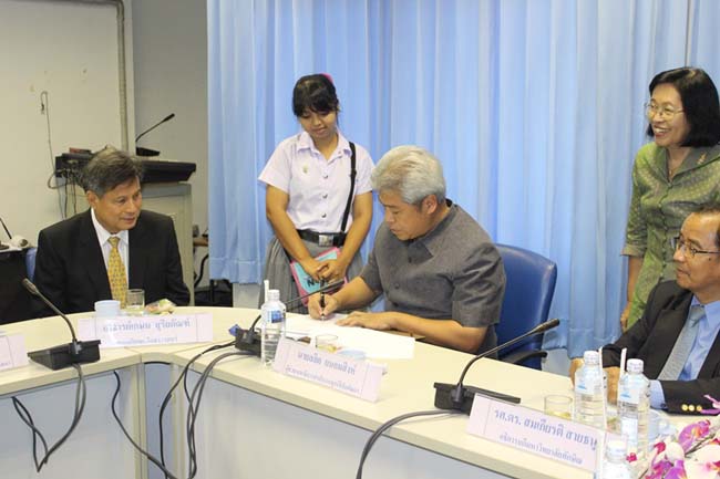 พิธีลงนามการทำสัญญานิสิตทุนมูลนิธิชัยพัฒนา วันพฤหัสบดีที่ 11 กรกฎาคม 2556 ณ ห้องประชุม SC216 อาคารคณะศึกษาศาสตร์ มหาวิทยาลัยทักษิณ วิทยาเขตสงขลา ภาพที่ 40