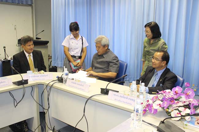 พิธีลงนามการทำสัญญานิสิตทุนมูลนิธิชัยพัฒนา วันพฤหัสบดีที่ 11 กรกฎาคม 2556 ณ ห้องประชุม SC216 อาคารคณะศึกษาศาสตร์ มหาวิทยาลัยทักษิณ วิทยาเขตสงขลา ภาพที่ 41