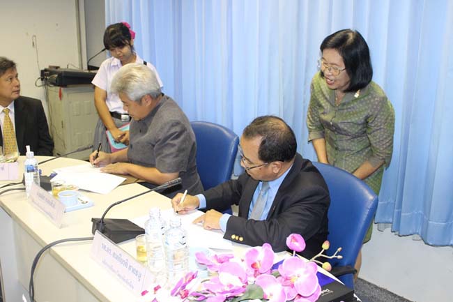 พิธีลงนามการทำสัญญานิสิตทุนมูลนิธิชัยพัฒนา วันพฤหัสบดีที่ 11 กรกฎาคม 2556 ณ ห้องประชุม SC216 อาคารคณะศึกษาศาสตร์ มหาวิทยาลัยทักษิณ วิทยาเขตสงขลา ภาพที่ 42