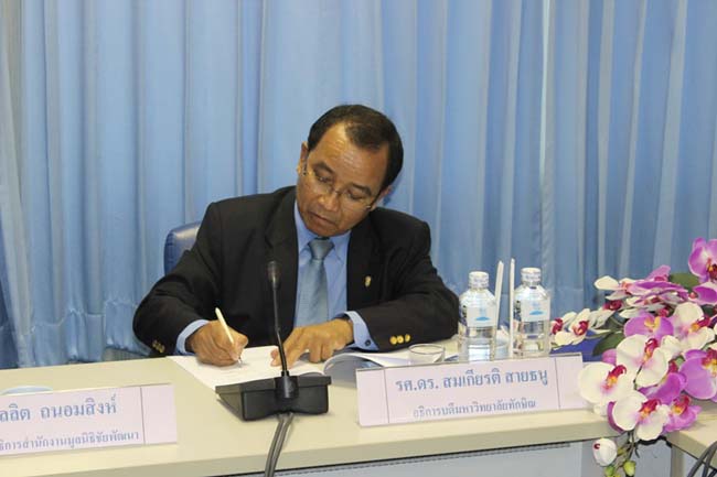 พิธีลงนามการทำสัญญานิสิตทุนมูลนิธิชัยพัฒนา วันพฤหัสบดีที่ 11 กรกฎาคม 2556 ณ ห้องประชุม SC216 อาคารคณะศึกษาศาสตร์ มหาวิทยาลัยทักษิณ วิทยาเขตสงขลา ภาพที่ 43