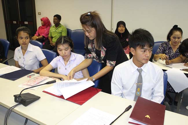 พิธีลงนามการทำสัญญานิสิตทุนมูลนิธิชัยพัฒนา วันพฤหัสบดีที่ 11 กรกฎาคม 2556 ณ ห้องประชุม SC216 อาคารคณะศึกษาศาสตร์ มหาวิทยาลัยทักษิณ วิทยาเขตสงขลา ภาพที่ 48