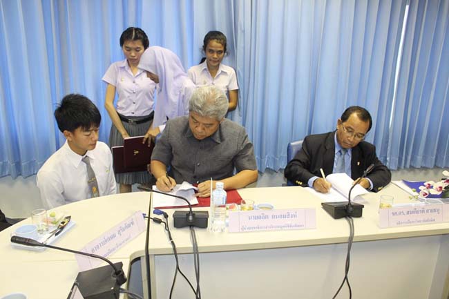 พิธีลงนามการทำสัญญานิสิตทุนมูลนิธิชัยพัฒนา วันพฤหัสบดีที่ 11 กรกฎาคม 2556 ณ ห้องประชุม SC216 อาคารคณะศึกษาศาสตร์ มหาวิทยาลัยทักษิณ วิทยาเขตสงขลา ภาพที่ 52