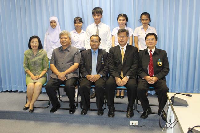 พิธีลงนามการทำสัญญานิสิตทุนมูลนิธิชัยพัฒนา วันพฤหัสบดีที่ 11 กรกฎาคม 2556 ณ ห้องประชุม SC216 อาคารคณะศึกษาศาสตร์ มหาวิทยาลัยทักษิณ วิทยาเขตสงขลา ภาพที่ 64