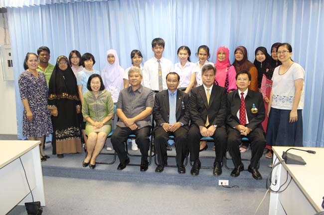 พิธีลงนามการทำสัญญานิสิตทุนมูลนิธิชัยพัฒนา วันพฤหัสบดีที่ 11 กรกฎาคม 2556 ณ ห้องประชุม SC216 อาคารคณะศึกษาศาสตร์ มหาวิทยาลัยทักษิณ วิทยาเขตสงขลา ภาพที่ 69