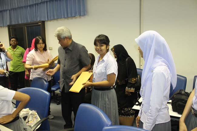พิธีลงนามการทำสัญญานิสิตทุนมูลนิธิชัยพัฒนา วันพฤหัสบดีที่ 11 กรกฎาคม 2556 ณ ห้องประชุม SC216 อาคารคณะศึกษาศาสตร์ มหาวิทยาลัยทักษิณ วิทยาเขตสงขลา ภาพที่ 71