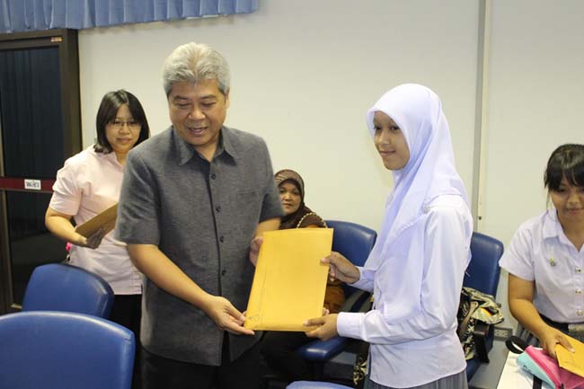 พิธีลงนามการทำสัญญานิสิตทุนมูลนิธิชัยพัฒนา วันพฤหัสบดีที่ 11 กรกฎาคม 2556 ณ ห้องประชุม SC216 อาคารคณะศึกษาศาสตร์ มหาวิทยาลัยทักษิณ วิทยาเขตสงขลา ภาพที่ 72