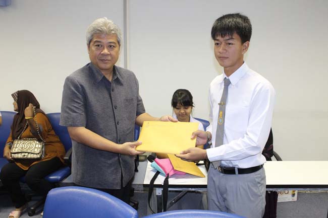 พิธีลงนามการทำสัญญานิสิตทุนมูลนิธิชัยพัฒนา วันพฤหัสบดีที่ 11 กรกฎาคม 2556 ณ ห้องประชุม SC216 อาคารคณะศึกษาศาสตร์ มหาวิทยาลัยทักษิณ วิทยาเขตสงขลา ภาพที่ 73