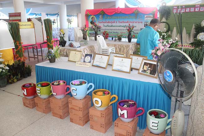 มหกรรมแลกเปลี่ยนเรียนรู้โครงการยกระดับคุณภาพครูทั้งระบบโดยใช้กระบวนการสร้างระบบพี่เลี้ยง ( Coaching and Mentoring ) วันศุกร์ที่ 11 ตุลาคม 2556 ณ มหาวิทยาลัยทักษิณ วิทยาเขตสงขลา ภาพที่ 7