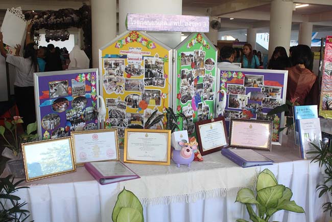มหกรรมแลกเปลี่ยนเรียนรู้โครงการยกระดับคุณภาพครูทั้งระบบโดยใช้กระบวนการสร้างระบบพี่เลี้ยง ( Coaching and Mentoring ) วันศุกร์ที่ 11 ตุลาคม 2556 ณ มหาวิทยาลัยทักษิณ วิทยาเขตสงขลา ภาพที่ 29