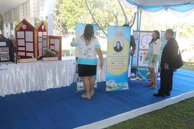 มหกรรมแลกเปลี่ยนเรียนรู้โครงการยกระดับคุณภาพครูทั้งระบบโดยใช้กระบวนการสร้างระบบพี่เลี้ยง ( Coaching and Mentoring ) วันศุกร์ที่ 11 ตุลาคม 2556 ณ มหาวิทยาลัยทักษิณ วิทยาเขตสงขลา ภาพที่ 33