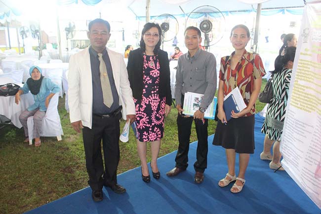 มหกรรมแลกเปลี่ยนเรียนรู้โครงการยกระดับคุณภาพครูทั้งระบบโดยใช้กระบวนการสร้างระบบพี่เลี้ยง ( Coaching and Mentoring ) วันศุกร์ที่ 11 ตุลาคม 2556 ณ มหาวิทยาลัยทักษิณ วิทยาเขตสงขลา ภาพที่ 39