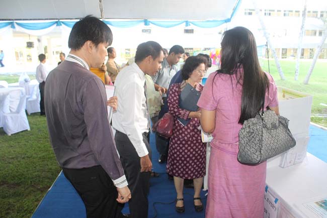 มหกรรมแลกเปลี่ยนเรียนรู้โครงการยกระดับคุณภาพครูทั้งระบบโดยใช้กระบวนการสร้างระบบพี่เลี้ยง ( Coaching and Mentoring ) วันศุกร์ที่ 11 ตุลาคม 2556 ณ มหาวิทยาลัยทักษิณ วิทยาเขตสงขลา ภาพที่ 42