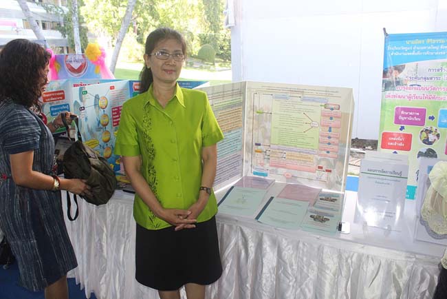 มหกรรมแลกเปลี่ยนเรียนรู้โครงการยกระดับคุณภาพครูทั้งระบบโดยใช้กระบวนการสร้างระบบพี่เลี้ยง ( Coaching and Mentoring ) วันศุกร์ที่ 11 ตุลาคม 2556 ณ มหาวิทยาลัยทักษิณ วิทยาเขตสงขลา ภาพที่ 46