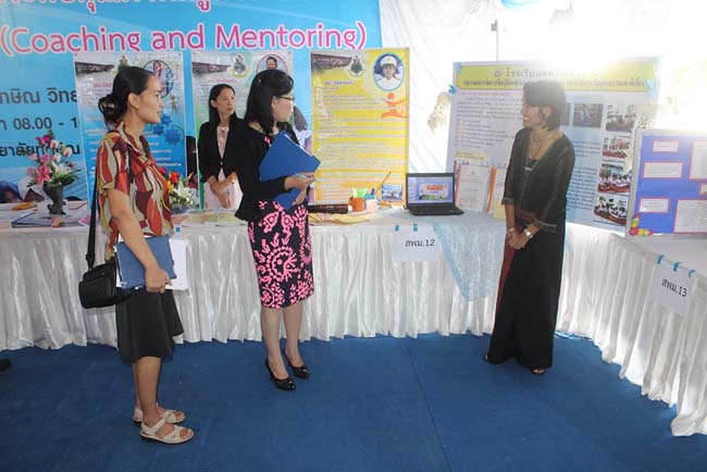 มหกรรมแลกเปลี่ยนเรียนรู้โครงการยกระดับคุณภาพครูทั้งระบบโดยใช้กระบวนการสร้างระบบพี่เลี้ยง ( Coaching and Mentoring ) วันศุกร์ที่ 11 ตุลาคม 2556 ณ มหาวิทยาลัยทักษิณ วิทยาเขตสงขลา ภาพที่ 48