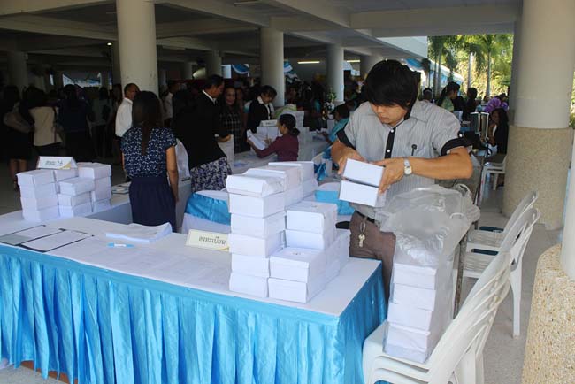 มหกรรมแลกเปลี่ยนเรียนรู้โครงการยกระดับคุณภาพครูทั้งระบบโดยใช้กระบวนการสร้างระบบพี่เลี้ยง ( Coaching and Mentoring ) วันศุกร์ที่ 11 ตุลาคม 2556 ณ มหาวิทยาลัยทักษิณ วิทยาเขตสงขลา ภาพที่ 61