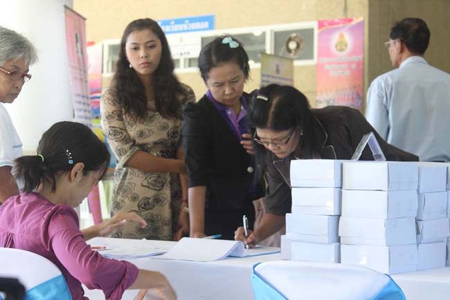 มหกรรมแลกเปลี่ยนเรียนรู้โครงการยกระดับคุณภาพครูทั้งระบบโดยใช้กระบวนการสร้างระบบพี่เลี้ยง ( Coaching and Mentoring ) วันศุกร์ที่ 11 ตุลาคม 2556 ณ มหาวิทยาลัยทักษิณ วิทยาเขตสงขลา ภาพที่ 66