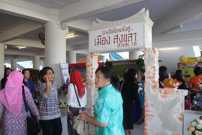 มหกรรมแลกเปลี่ยนเรียนรู้โครงการยกระดับคุณภาพครูทั้งระบบโดยใช้กระบวนการสร้างระบบพี่เลี้ยง ( Coaching and Mentoring ) วันศุกร์ที่ 11 ตุลาคม 2556 ณ มหาวิทยาลัยทักษิณ วิทยาเขตสงขลา ภาพที่ 70