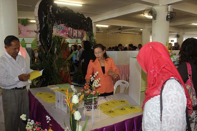 มหกรรมแลกเปลี่ยนเรียนรู้โครงการยกระดับคุณภาพครูทั้งระบบโดยใช้กระบวนการสร้างระบบพี่เลี้ยง ( Coaching and Mentoring ) วันศุกร์ที่ 11 ตุลาคม 2556 ณ มหาวิทยาลัยทักษิณ วิทยาเขตสงขลา ภาพที่ 75