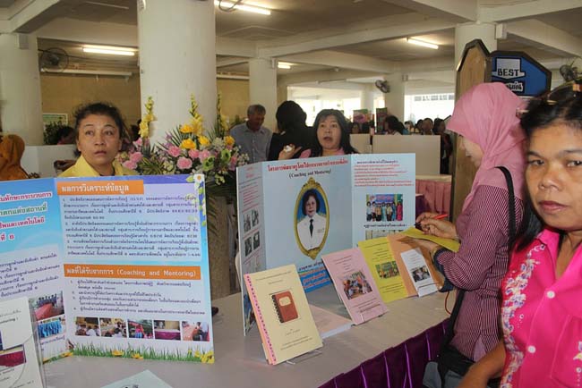 มหกรรมแลกเปลี่ยนเรียนรู้โครงการยกระดับคุณภาพครูทั้งระบบโดยใช้กระบวนการสร้างระบบพี่เลี้ยง ( Coaching and Mentoring ) วันศุกร์ที่ 11 ตุลาคม 2556 ณ มหาวิทยาลัยทักษิณ วิทยาเขตสงขลา ภาพที่ 77