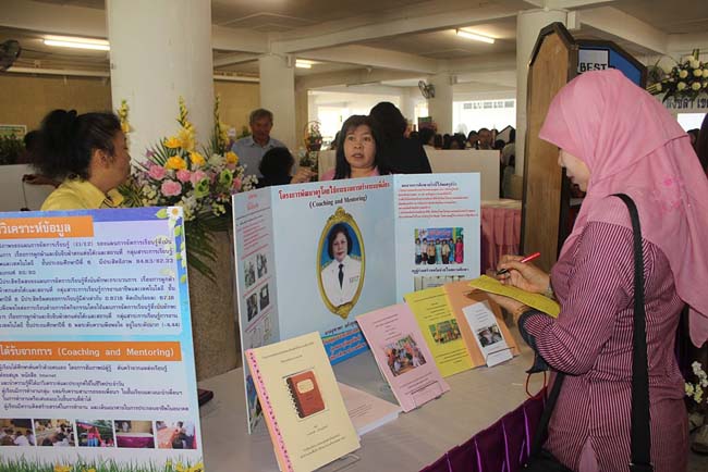 มหกรรมแลกเปลี่ยนเรียนรู้โครงการยกระดับคุณภาพครูทั้งระบบโดยใช้กระบวนการสร้างระบบพี่เลี้ยง ( Coaching and Mentoring ) วันศุกร์ที่ 11 ตุลาคม 2556 ณ มหาวิทยาลัยทักษิณ วิทยาเขตสงขลา ภาพที่ 78