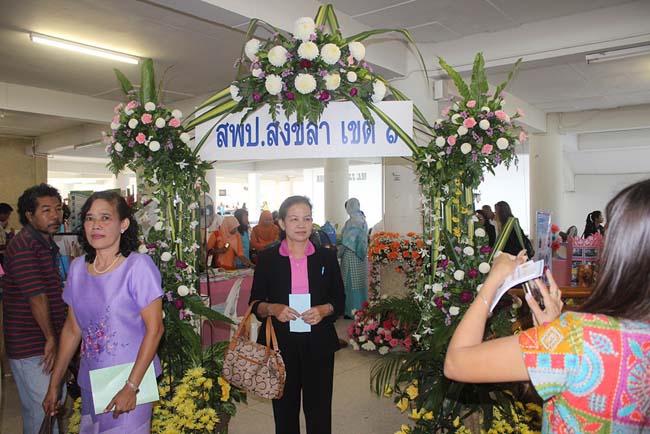 มหกรรมแลกเปลี่ยนเรียนรู้โครงการยกระดับคุณภาพครูทั้งระบบโดยใช้กระบวนการสร้างระบบพี่เลี้ยง ( Coaching and Mentoring ) วันศุกร์ที่ 11 ตุลาคม 2556 ณ มหาวิทยาลัยทักษิณ วิทยาเขตสงขลา ภาพที่ 83