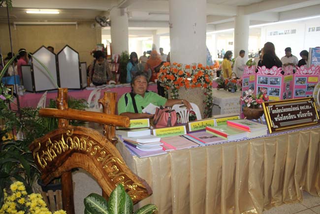 มหกรรมแลกเปลี่ยนเรียนรู้โครงการยกระดับคุณภาพครูทั้งระบบโดยใช้กระบวนการสร้างระบบพี่เลี้ยง ( Coaching and Mentoring ) วันศุกร์ที่ 11 ตุลาคม 2556 ณ มหาวิทยาลัยทักษิณ วิทยาเขตสงขลา ภาพที่ 84