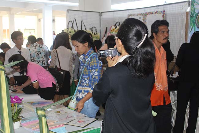 มหกรรมแลกเปลี่ยนเรียนรู้โครงการยกระดับคุณภาพครูทั้งระบบโดยใช้กระบวนการสร้างระบบพี่เลี้ยง ( Coaching and Mentoring ) วันศุกร์ที่ 11 ตุลาคม 2556 ณ มหาวิทยาลัยทักษิณ วิทยาเขตสงขลา ภาพที่ 85
