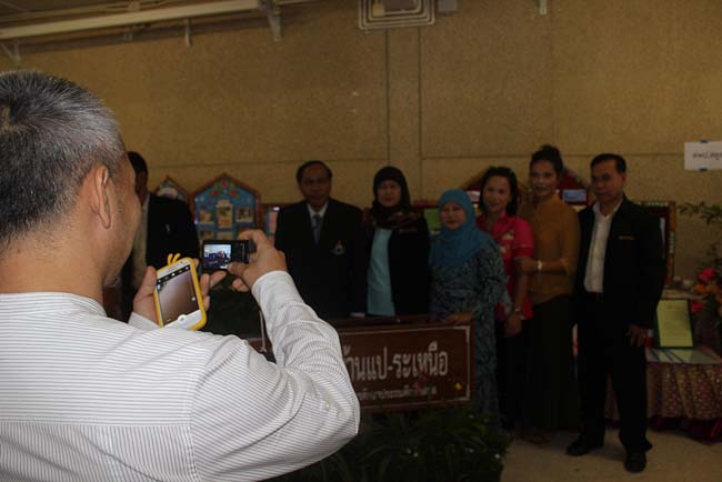 มหกรรมแลกเปลี่ยนเรียนรู้โครงการยกระดับคุณภาพครูทั้งระบบโดยใช้กระบวนการสร้างระบบพี่เลี้ยง ( Coaching and Mentoring ) วันศุกร์ที่ 11 ตุลาคม 2556 ณ มหาวิทยาลัยทักษิณ วิทยาเขตสงขลา ภาพที่ 98