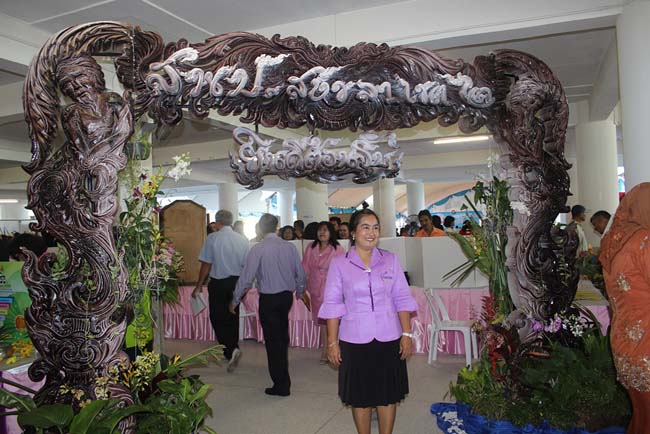 มหกรรมแลกเปลี่ยนเรียนรู้โครงการยกระดับคุณภาพครูทั้งระบบโดยใช้กระบวนการสร้างระบบพี่เลี้ยง ( Coaching and Mentoring ) วันศุกร์ที่ 11 ตุลาคม 2556 ณ มหาวิทยาลัยทักษิณ วิทยาเขตสงขลา ภาพที่ 99