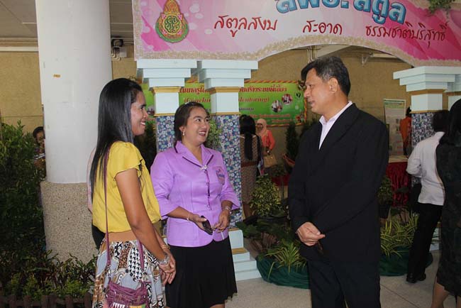 มหกรรมแลกเปลี่ยนเรียนรู้โครงการยกระดับคุณภาพครูทั้งระบบโดยใช้กระบวนการสร้างระบบพี่เลี้ยง ( Coaching and Mentoring ) วันศุกร์ที่ 11 ตุลาคม 2556 ณ มหาวิทยาลัยทักษิณ วิทยาเขตสงขลา ภาพที่ 102
