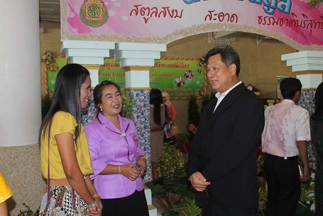 มหกรรมแลกเปลี่ยนเรียนรู้โครงการยกระดับคุณภาพครูทั้งระบบโดยใช้กระบวนการสร้างระบบพี่เลี้ยง ( Coaching and Mentoring ) วันศุกร์ที่ 11 ตุลาคม 2556 ณ มหาวิทยาลัยทักษิณ วิทยาเขตสงขลา ภาพที่ 103