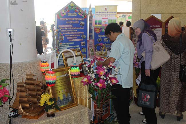 มหกรรมแลกเปลี่ยนเรียนรู้โครงการยกระดับคุณภาพครูทั้งระบบโดยใช้กระบวนการสร้างระบบพี่เลี้ยง ( Coaching and Mentoring ) วันศุกร์ที่ 11 ตุลาคม 2556 ณ มหาวิทยาลัยทักษิณ วิทยาเขตสงขลา ภาพที่ 104