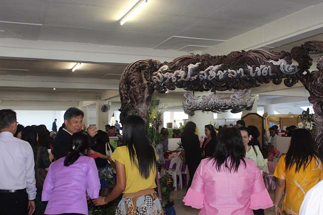 มหกรรมแลกเปลี่ยนเรียนรู้โครงการยกระดับคุณภาพครูทั้งระบบโดยใช้กระบวนการสร้างระบบพี่เลี้ยง ( Coaching and Mentoring ) วันศุกร์ที่ 11 ตุลาคม 2556 ณ มหาวิทยาลัยทักษิณ วิทยาเขตสงขลา ภาพที่ 106